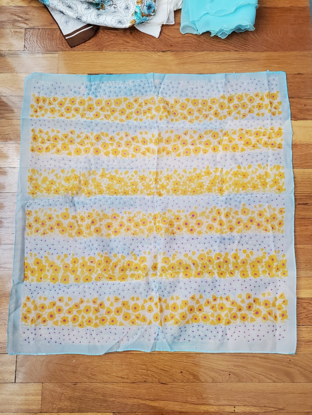 Fashion Scarves - 11 Pieces - Picture 7 of 12